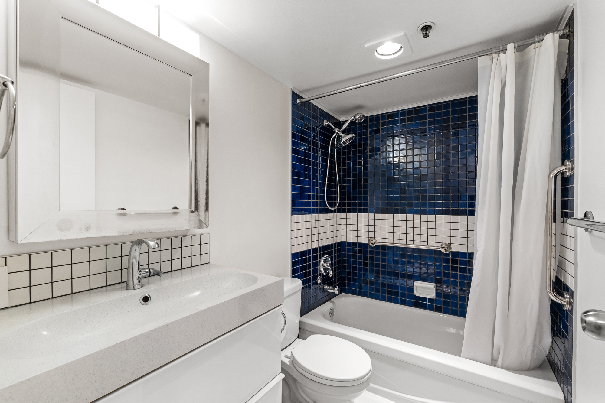 #101 - 2119 Bellevue Avenue